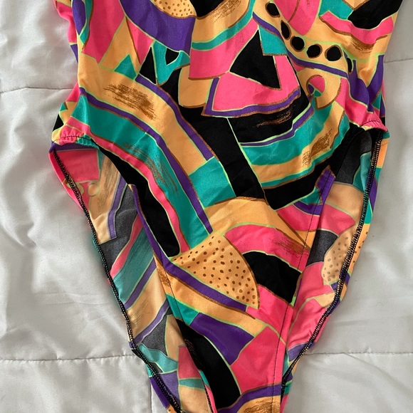 ‼️SOLD ‼️ Retro 80s Hi-thigh Geometric Swimsuit - Picture 10 of 14